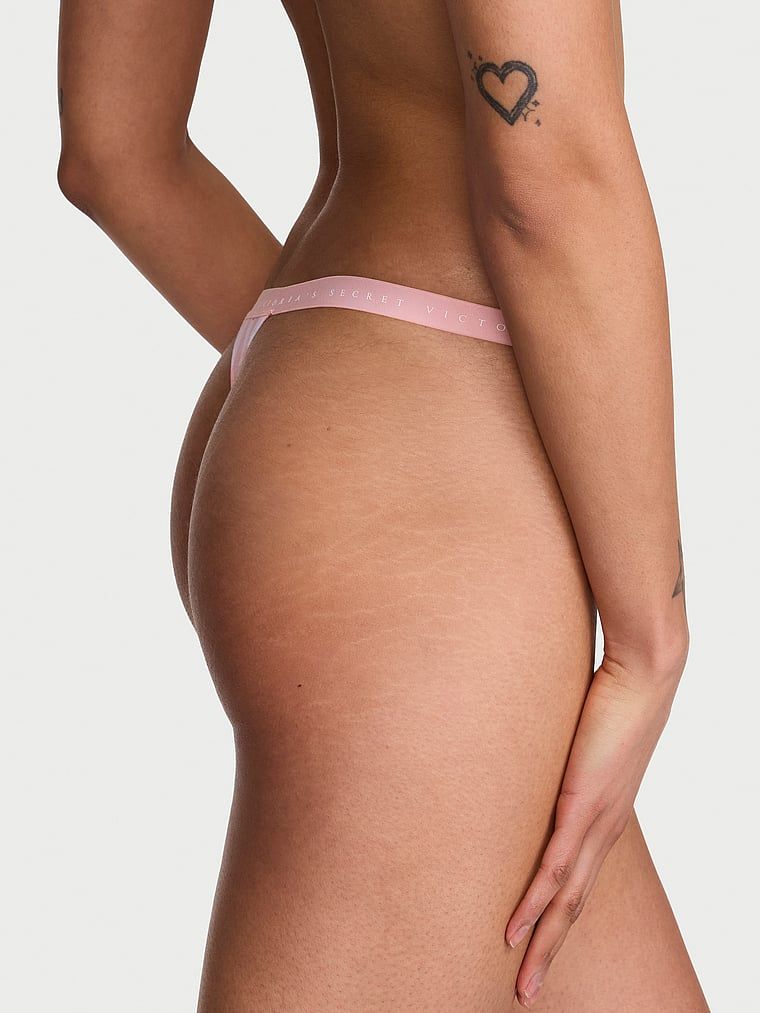 Pružné bavlněné tanga. Produkt je vzorovaný a pochází z kolekce Victoria's Secret.