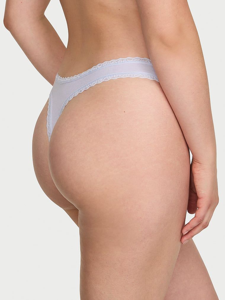 Bavlněné tanga s krajkou na okrajích Lace-Waist. Produkt je modré barvy a pochází z kolekce Lace Trim.