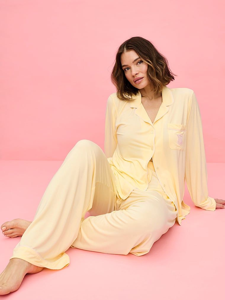 Dlouhé pyžamo ze SoSoft modalu. Produkt je žluté barvy a pochází z kolekce Victoria's Secret.