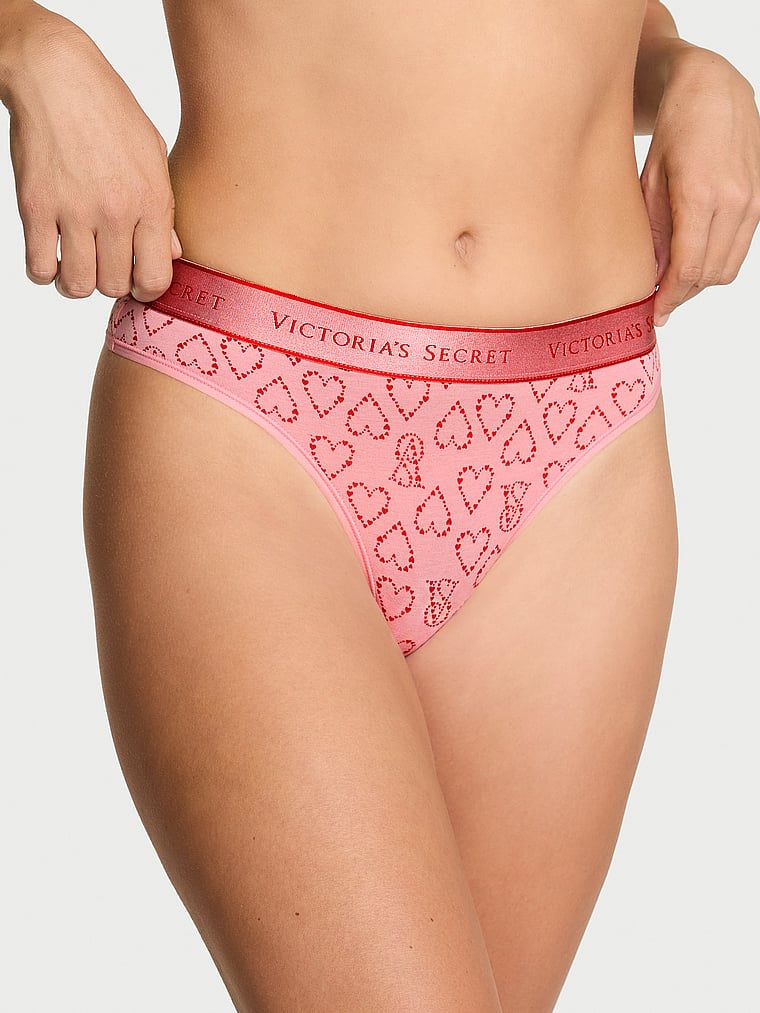 Bavlněné tanga s logem v pase. Produkt je vzorovaný a pochází z kolekce Cotton.