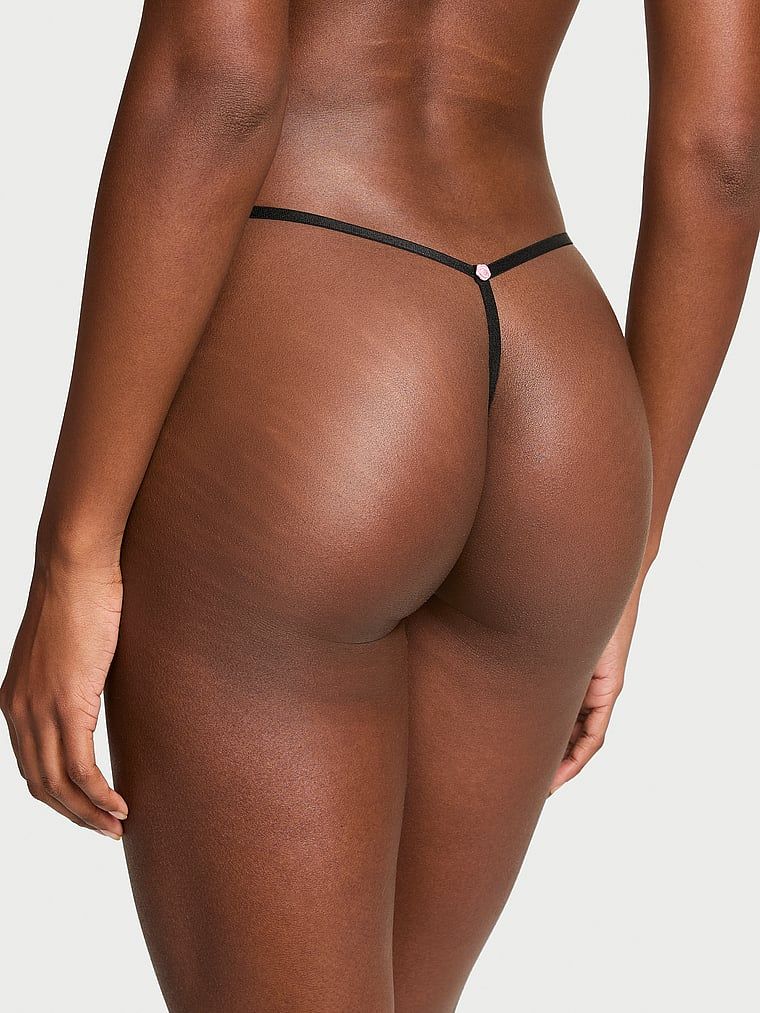 Krajková tanga s nastavitelnými řemínky Lace V-String. Produkt je černý a pochází z kolekce Dream Angels.