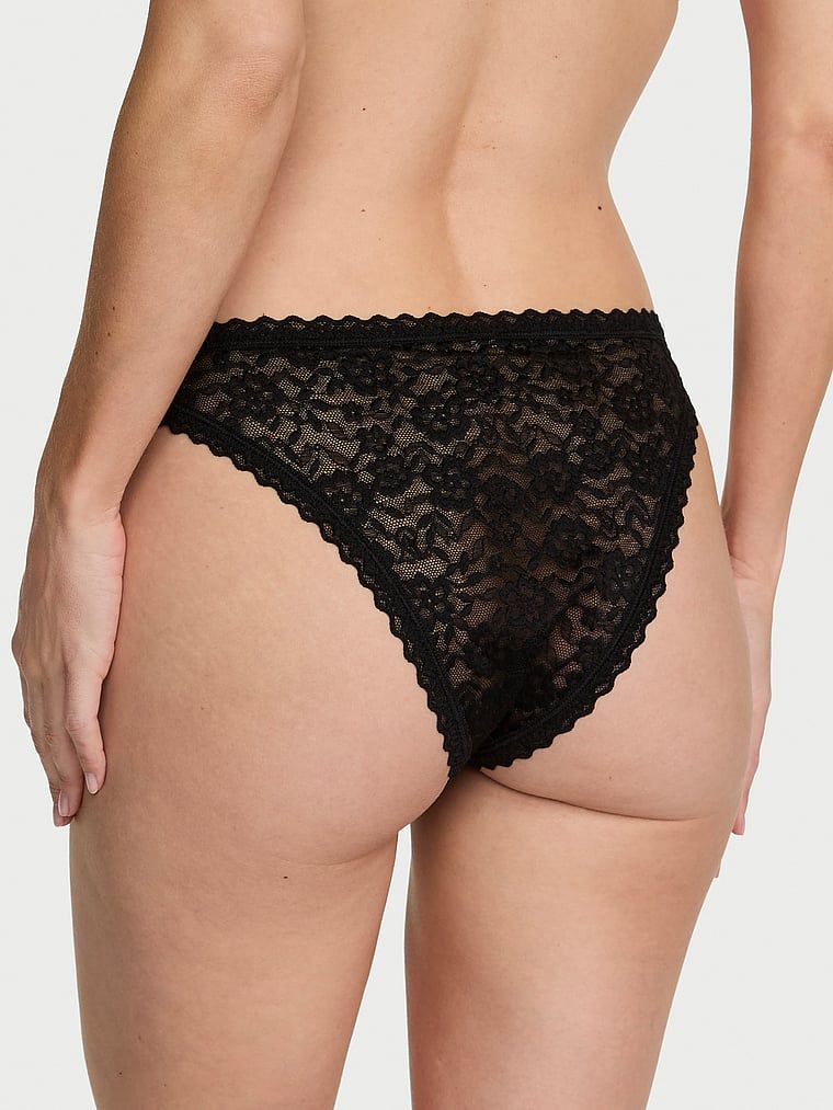 Krajkové kalhotky z krajky z 90. let. Produkt je černý a pochází z kolekce Lacie.