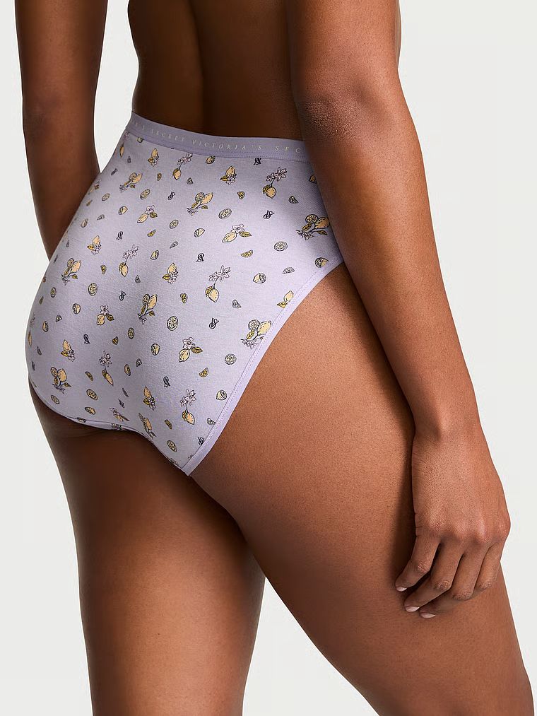 Bavlněné slipy s vysoko střiženými nohavičkami. Produkt je vzorovaný a pochází z kolekce Victoria's Secret.