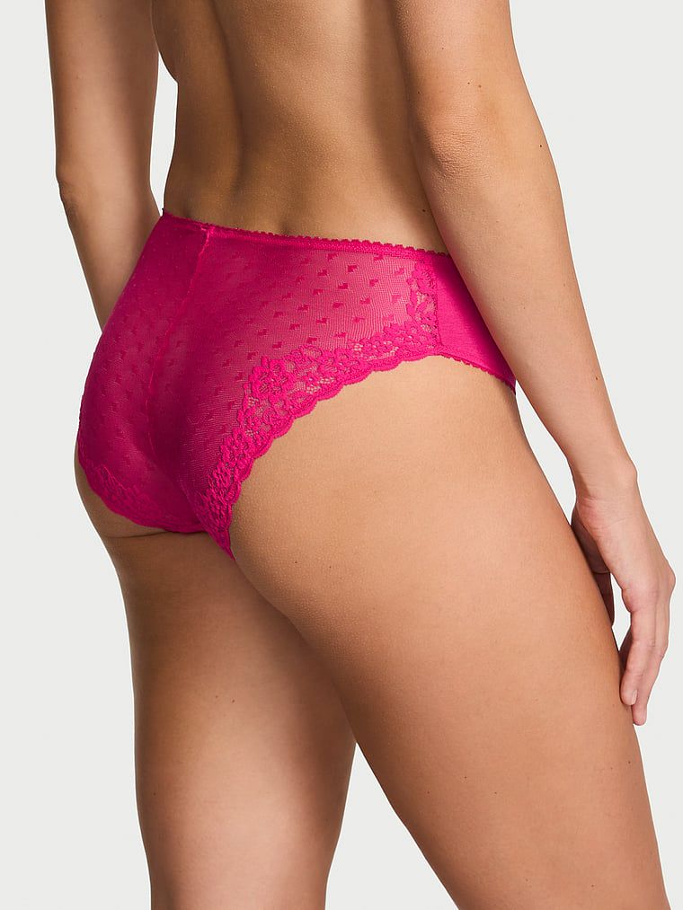 Bavlněné slipy s síťovanou vzadu Heart Lace. Produkt je růžové barvy a pochází z kolekce Victoria's Secret.