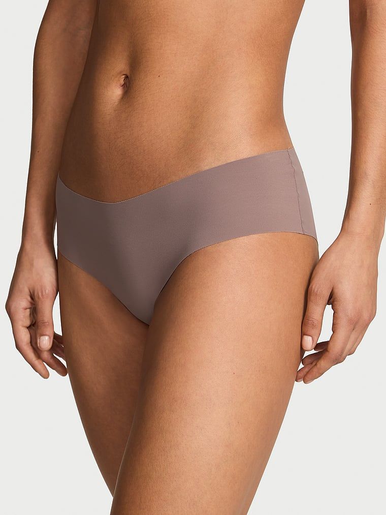 Bezešvé kalhotky s ramínky na zadní straně No-Show Strappy Cheeky. Produkt má šedou barvu a pochází z kolekce No-Show.