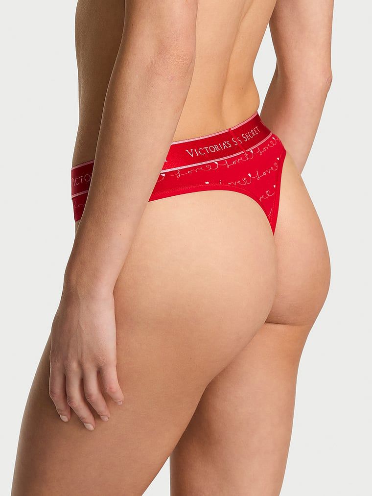 Bavlněné tanga s logem v pase. Produkt je vzorovaný a pochází z kolekce Cotton.
