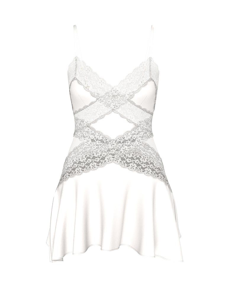 Saténová noční košile s krajkou a saténovou volánkovou podložkou. Výrobek je bílý a pochází z kolekce Dream Angels.