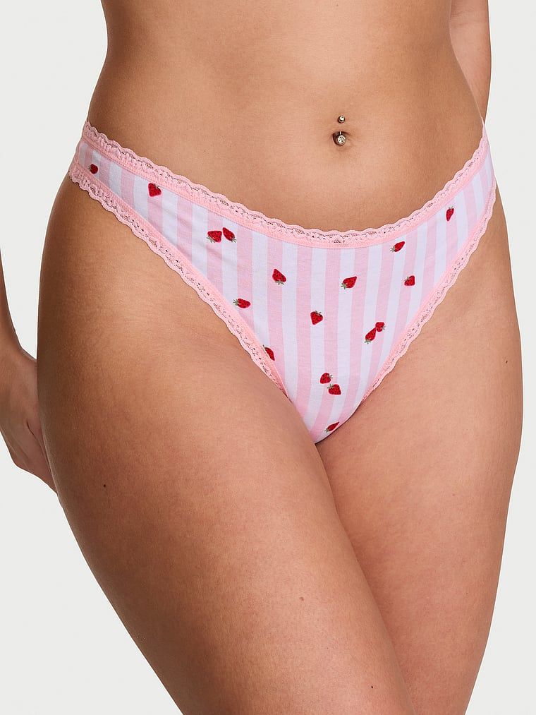 Bavlněné tanga s krajkou na okrajích Lace-Waist. Produkt je vzorovaný a pochází z kolekce Lace Trim.