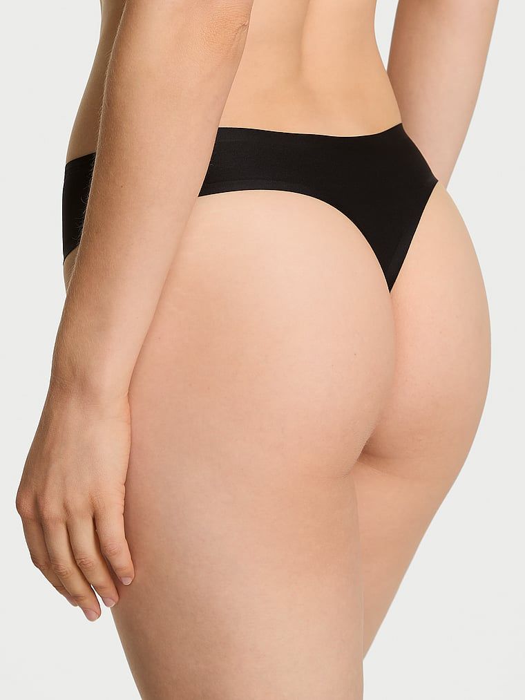 Flexibilní tanga z mikrovlákna. Produkt je černý a pochází z kolekce Body by Victoria.