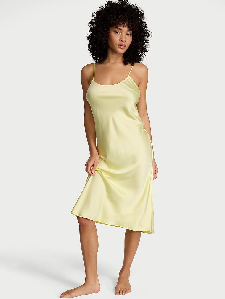 Satenové midi šaty. Produkt je žluté barvy a pochází z kolekce Victoria's Secret.