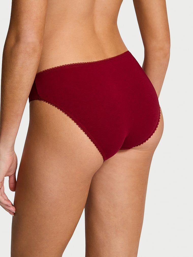 Bavlněné kalhotky s flitry Sparkle Bikini. Produkt má červenou barvu a pochází z kolekce Victoria's Secret.
