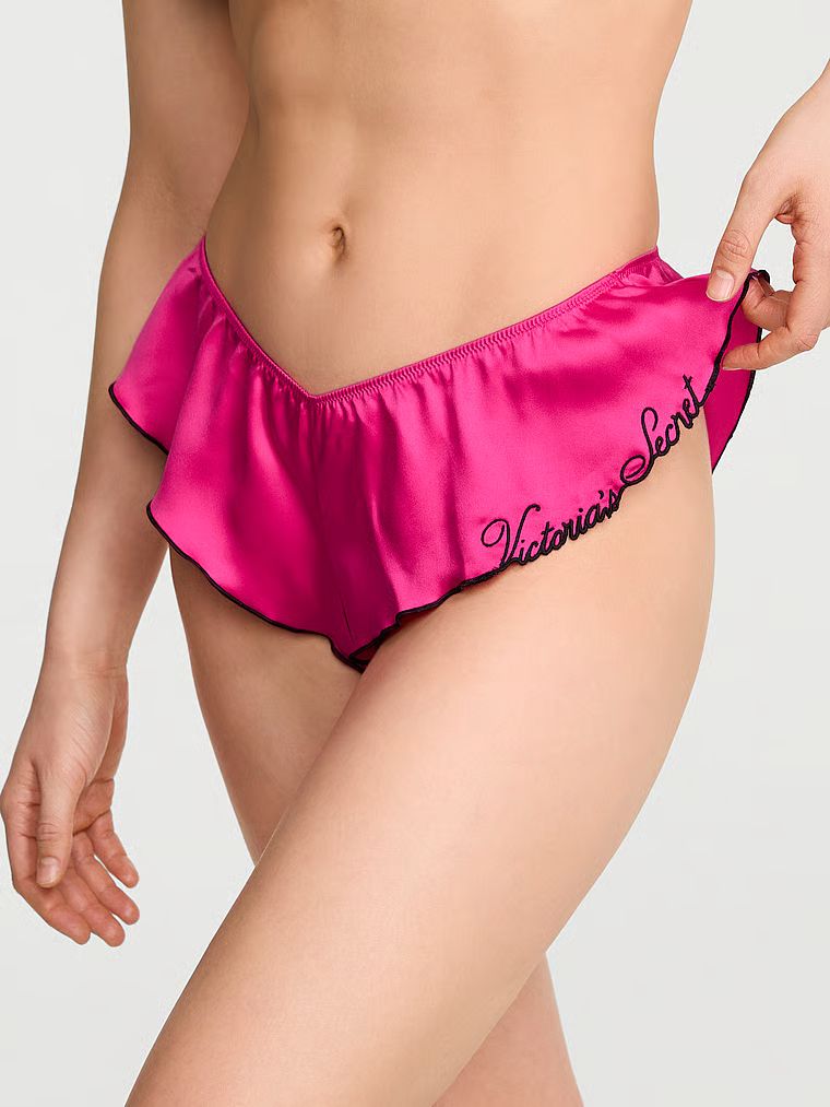 Satenové Flutter Cheeky volánkové kalhotky. Produkt je růžové barvy a pochází z kolekce Victoria's Secret.
