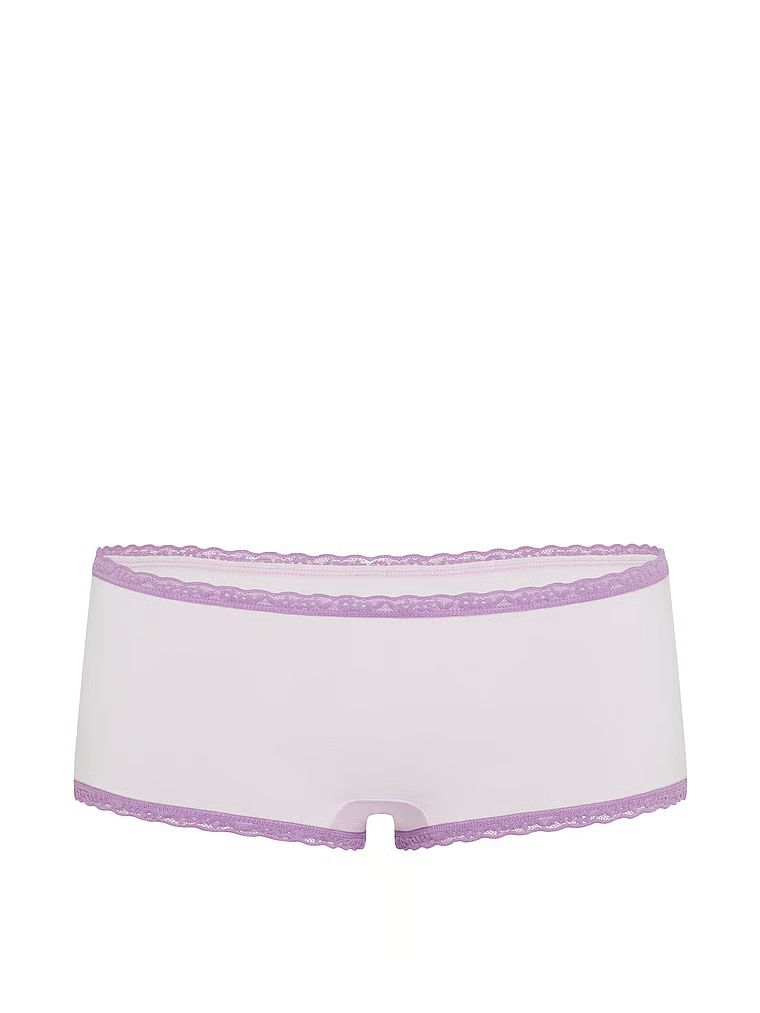 Bavlněné kraťasy s krajkou na okrajích, krajkové šortky s lemováním Boyshort. Produkt je fialové barvy a pochází z kolekce Lace Trim.