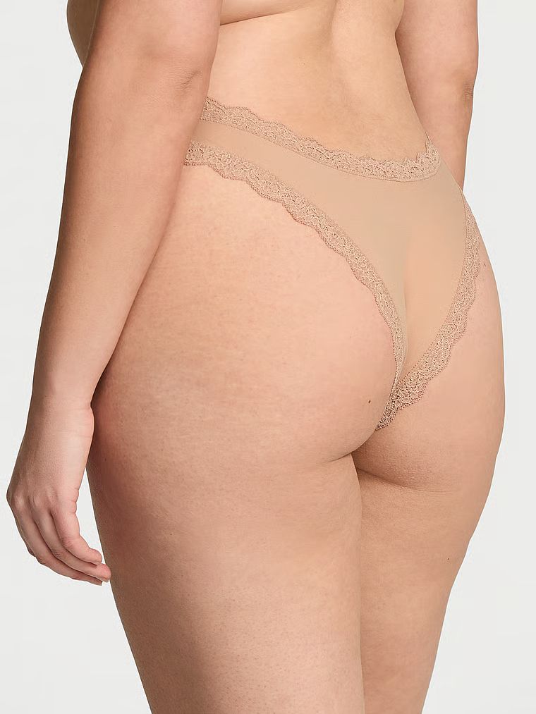 Brazilské kalhotky s krajkou Lace Trim Brazilian. Produkt je béžový a pochází z kolekce Dream Angels.