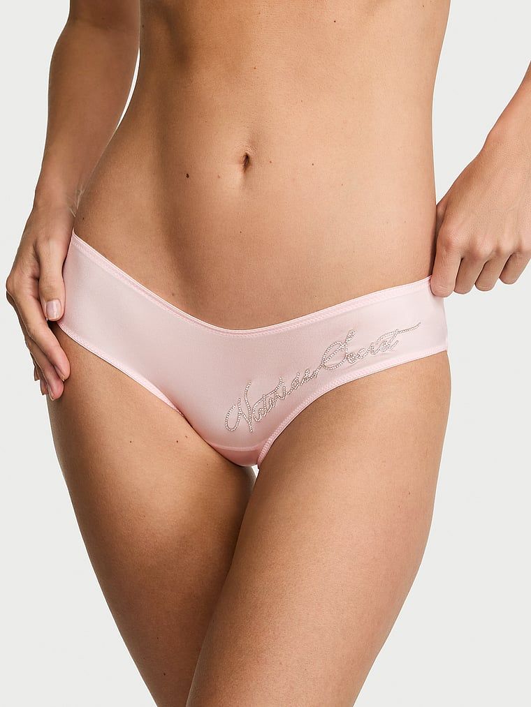 Kalhotky s unikátním zády a nápisem Shine Script Cheeky. Produkt je růžové barvy a pochází z kolekce Very Sexy.