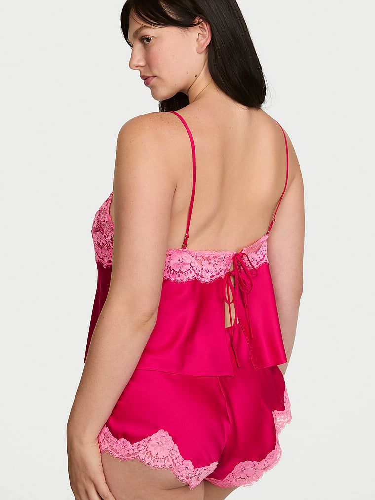 Satenová spací sada s krajkovým lemováním. Produkt je růžové barvy a pochází z kolekce Dream Angels.