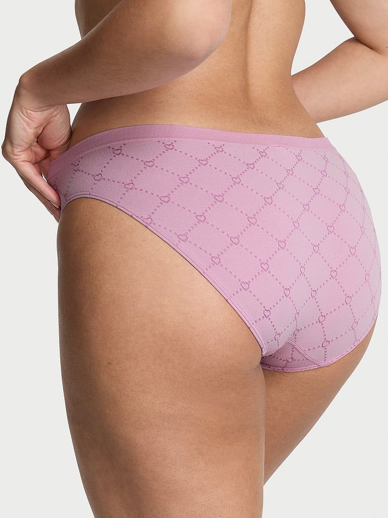 Bezešvové prošívané srdíčky v bikinách. Produkt je vzorovaný a pochází z kolekce Seamless.