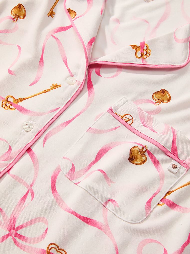 Pyžamo vyrobené ze SoSoft modalu. Produkt má vzorovanou barvu a pochází z kolekce Victoria's Secret.