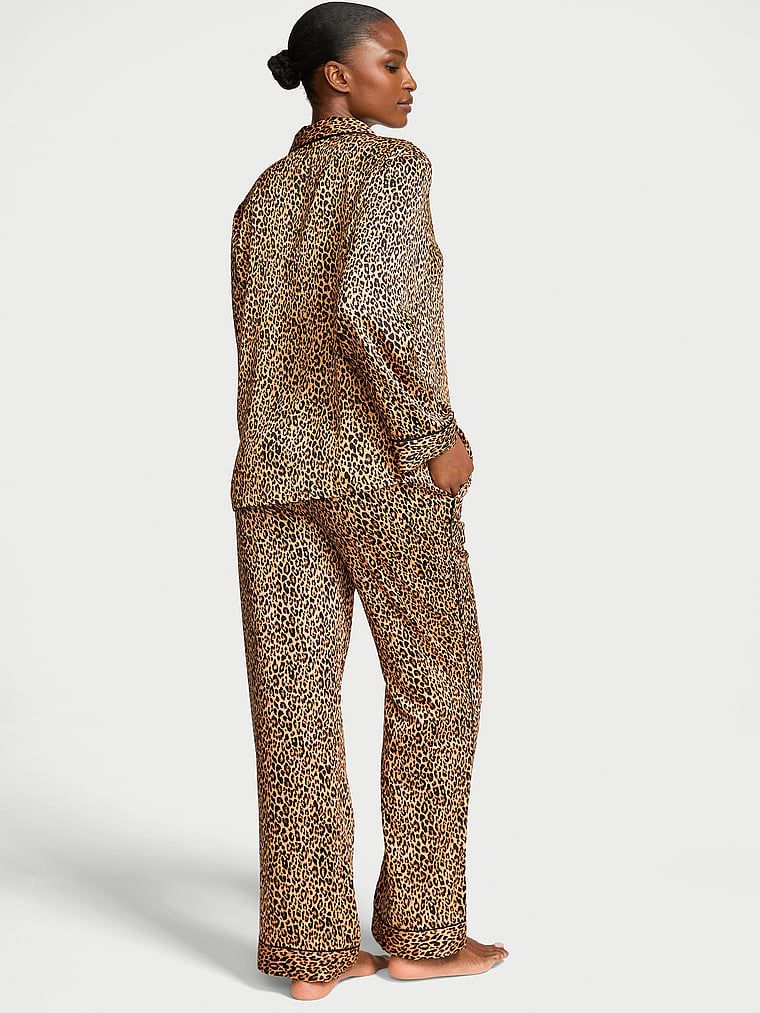 Lesklé saténové saténové pyžamo s dlouhými rukávy. Produkt je vzorovaný a pochází z kolekce Victoria's Secret.