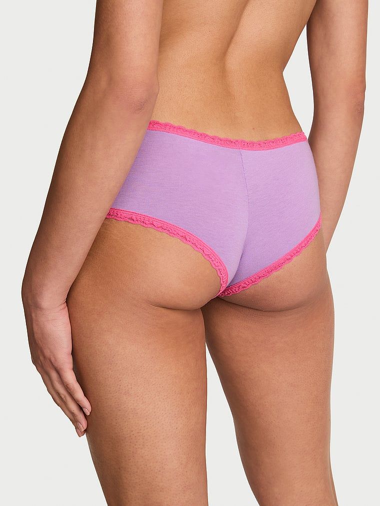 Bavlněné kalhotky s krajkou na okrajích Lace-Waist Cheeky. Produkt je fialové barvy a pochází z kolekce Lace Trim.