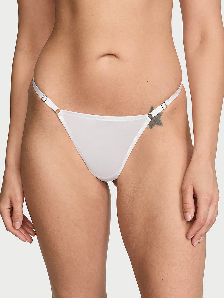 Tanga s nastavitelnými pásky s logem na zadní straně V-Hardware. Produkt je bílý a pochází z kolekce Very Sexy.