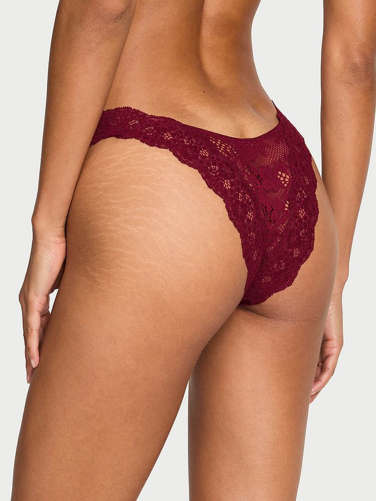 Brazilské krajkové kalhotky. Produkt je červené barvy a pochází z kolekce Body by Victoria.