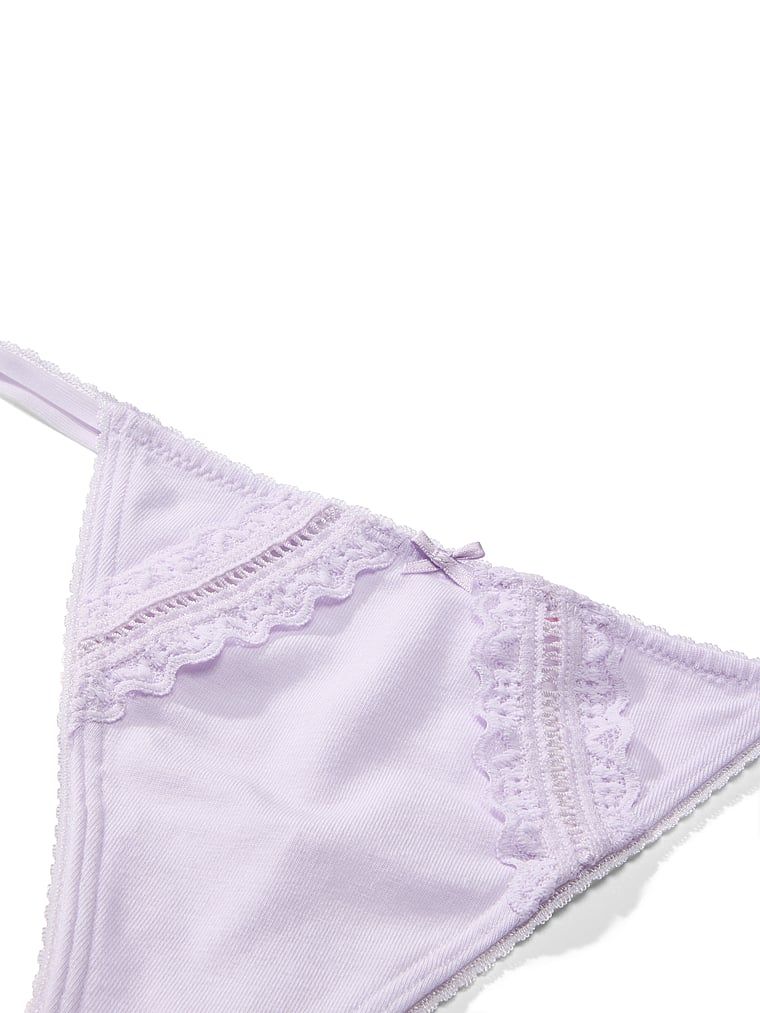 Bavlněné tanga s vložkami na krajku. Produkt je fialové barvy a pochází z kolekce Victoria's Secret.