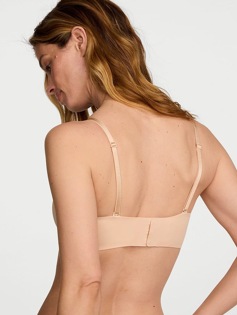 Sweetheart podprsenka bez ramínek a mírně vycpávaná podprsenka. Produkt je béžové barvy a pochází z kolekce Invisible by Victoria's Secret.