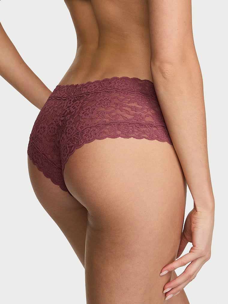 Krajkové krajkové kalhotky Laceky. Produkt je růžové barvy a pochází z kolekce Lacie.