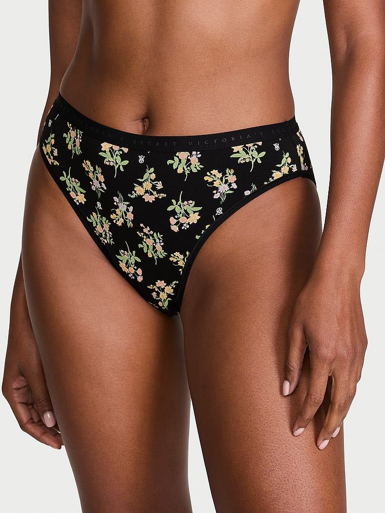 Bavlněné slipy s vysoko střiženými nohavičkami. Produkt má květinový vzor a pochází z kolekce Victoria's Secret.