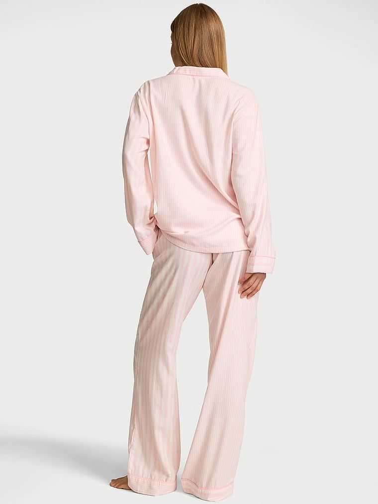 Flanelové pyžamo s dlouhými kalhotami. Produkt má vzorovanou barvu a pochází z kolekce Victoria's Secret.
