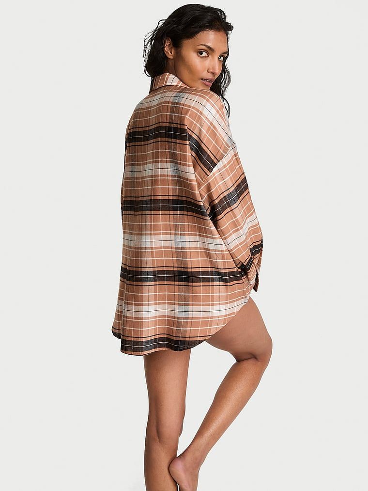 Noční košile z modalu a bavlny se zapínáním na knoflíky. Produkt je vzorovaný a pochází z kolekce Victoria's Secret.