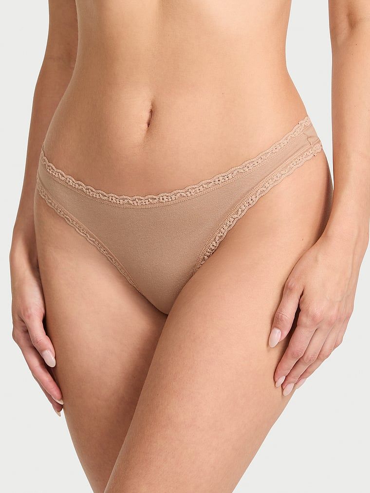 Bavlněná tanga s krajkou na krajkách v pase. Produkt je béžový a pochází z kolekce Lacie.
