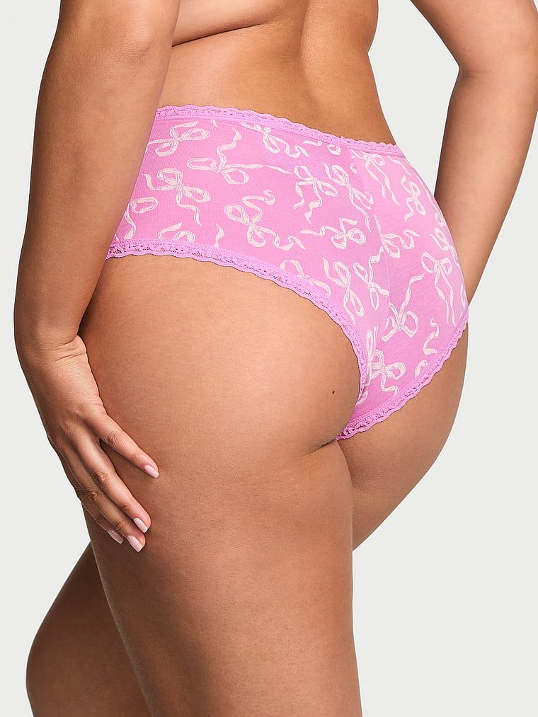 Bavlněné kalhotky s krajkou na okrajích Lace-Waist Cheeky. Výrobek je vzorovaný a pochází z kolekce Lace Trim.