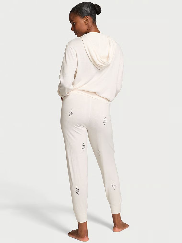 Teplákové kalhoty s krystaly Crystal Sparkle. Produkt je bílé barvy a pochází z kolekce Victoria's Secret.