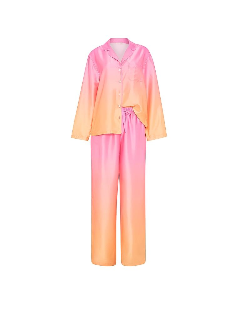 Typické saténové pyžamo s dlouhými rukávy. Produkt je vzorovaný a pochází z kolekce Victoria's Secret.