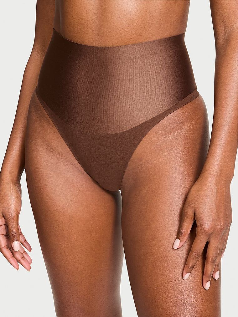 Vyhlazující tvarující tanga s vysokým pasem. Produkt je hnědý a pochází z kolekce Body by Victoria.