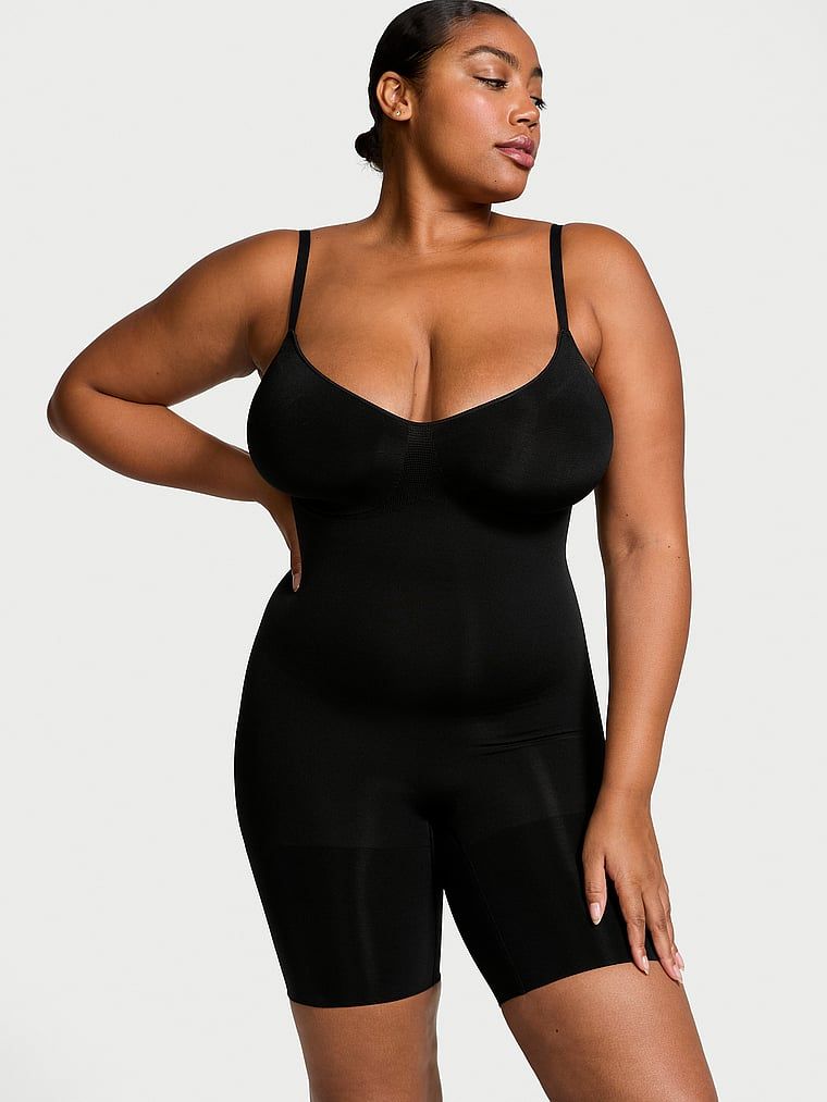 Tvarovací overal Shapewear od Victoria s kraťasy. Produkt je černý a pochází z kolekce Victoria's Secret.