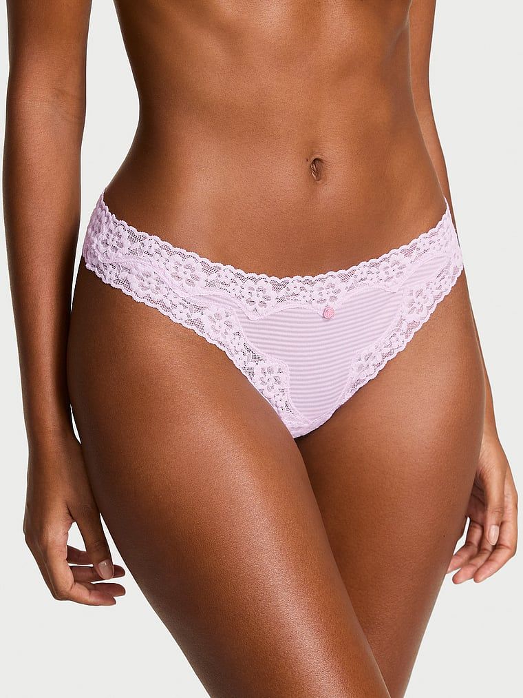 Pruhovaná bavlněná tanga s krajkou na okrajích. Výrobek má fialovou barvu a pochází z kolekce Lace Trim.