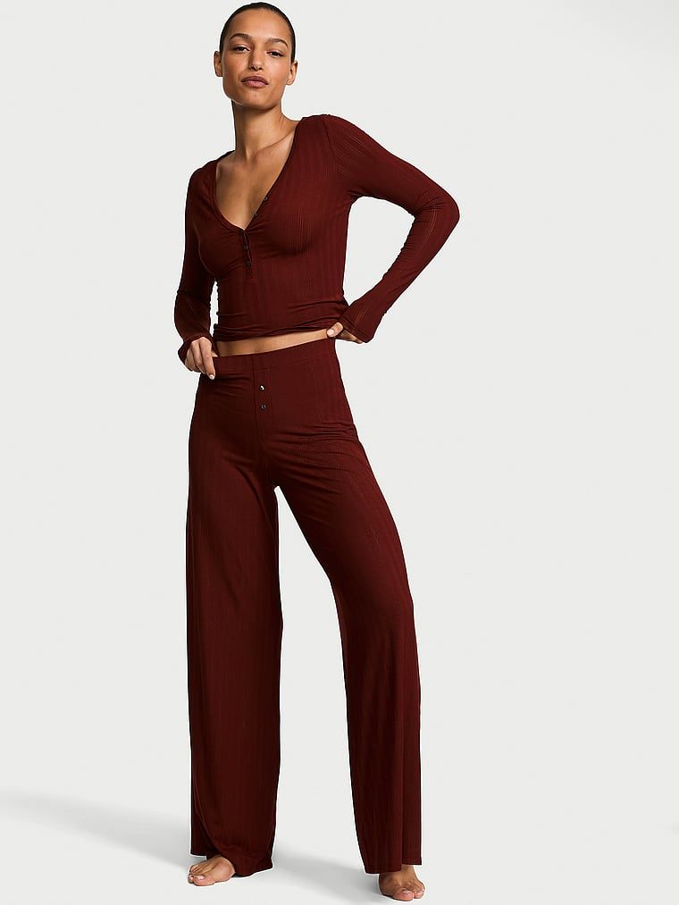 Pyžamo vyrobené ze SoSoft modalu. Produkt je hnědé barvy a pochází z kolekce Victoria's Secret.