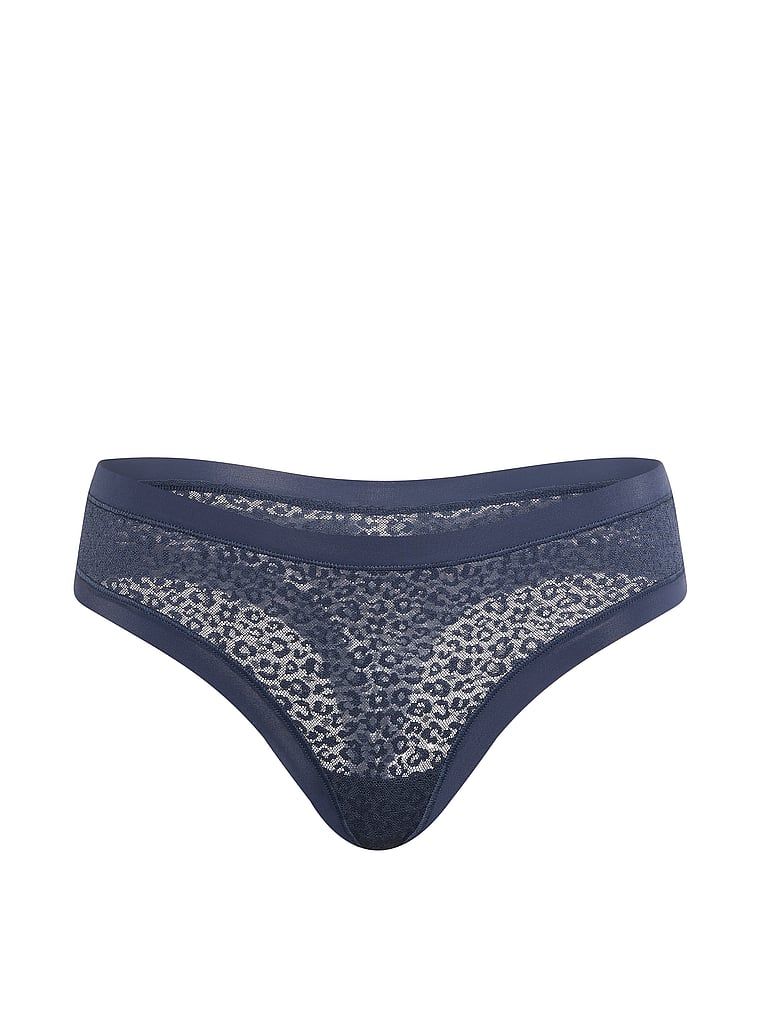 Neviditelné krajkové tanga s leopardím vzorem. Produkt je modré barvy a pochází z kolekce No-Show.