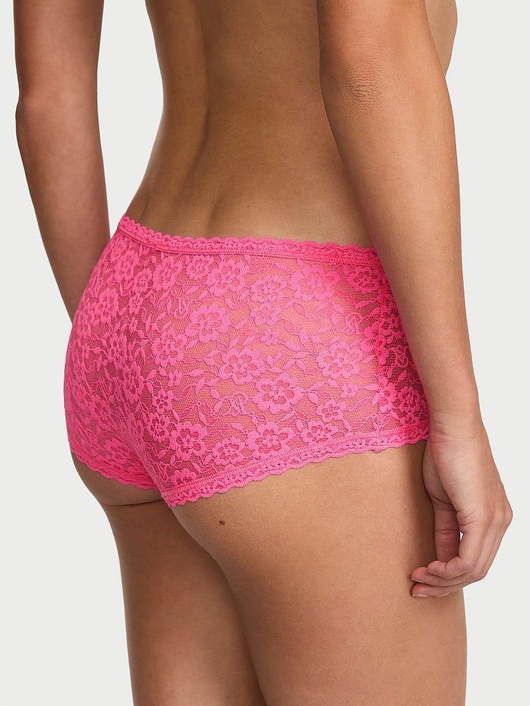 Krajkové kraťasy s nízkým pasem Boyshorts. Produkt je růžové barvy a pochází z kolekce Lacie.