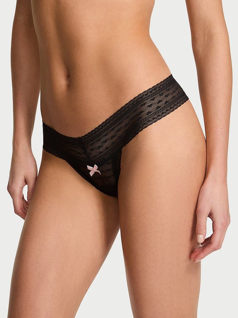 Síťované tanga s čipkou Heart Lace. Produkt je černý a pochází z kolekce Lacie.