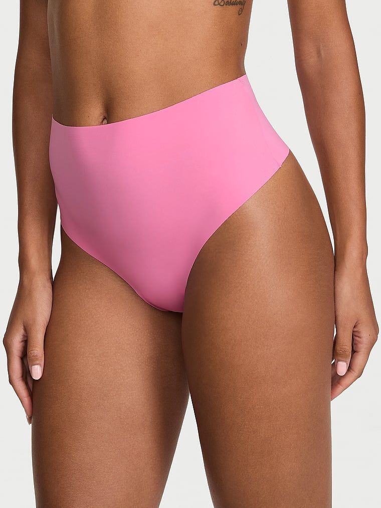 Tanga bez švu s vysokým pasem a ramínky na zádech No-Show Strappy. Produkt je růžové barvy a pochází z kolekce No-Show.