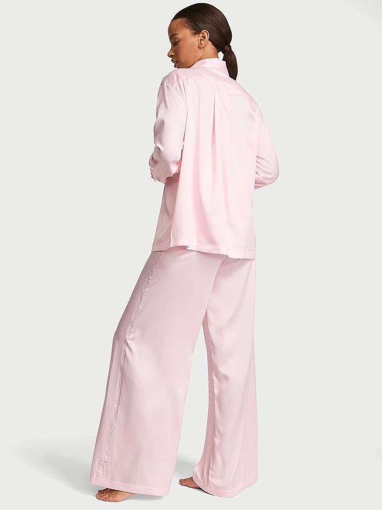 Satěnové pyžamo s lesklým logem Signature Shine. Produkt je růžové barvy a pochází z kolekce Victoria's Secret.