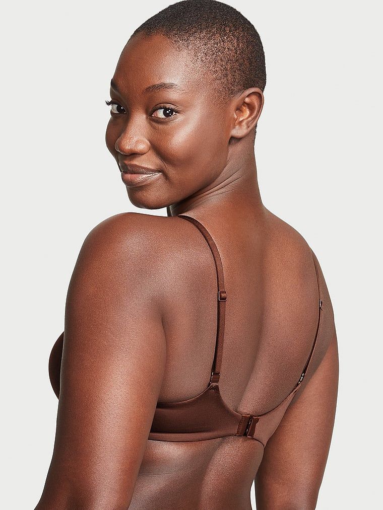 Mírně vyztužená podprsenka se silně vsazenými košíčky Infinity Edge. Produkt je hnědý a pochází z kolekce Body by Victoria.