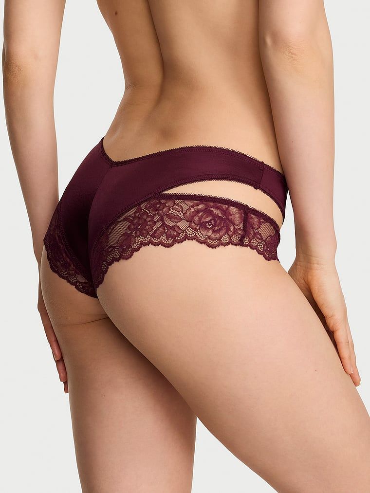Krajkové kalhotky s výřezy po stranách Cut-Out Cheeky. Produkt je růžové barvy a pochází z kolekce Very Sexy.