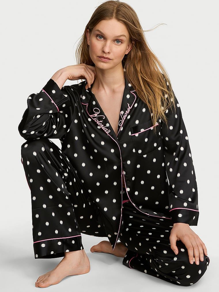 Typické saténové pyžamo s dlouhými rukávy. Produkt má vzorovanou barvu a pochází z kolekce Victoria's Secret.