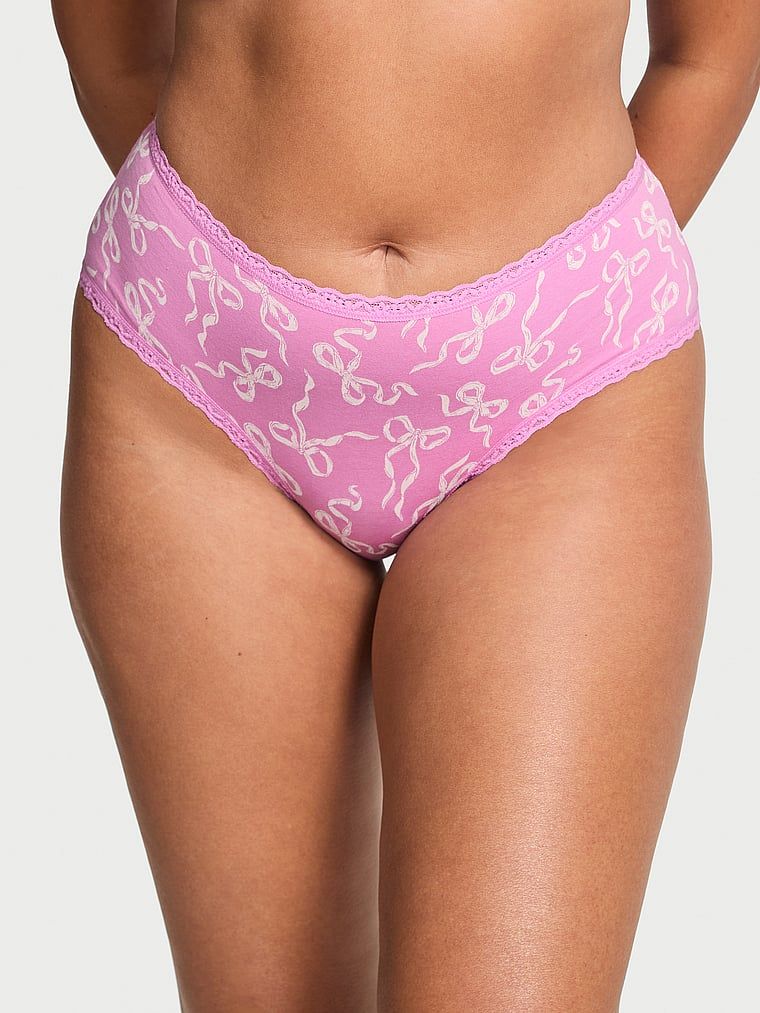 Bavlněné kalhotky s krajkou na okrajích Lace-Waist Cheeky. Výrobek je vzorovaný a pochází z kolekce Lace Trim.