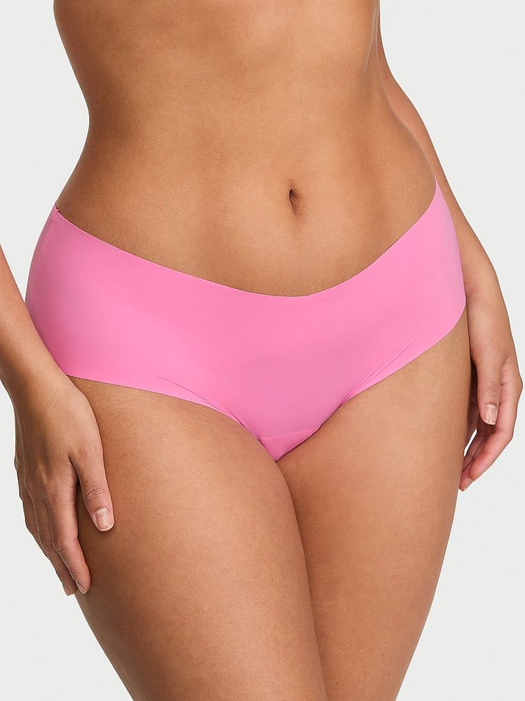 Bezešvové kalhotky s ramínky na zádech No-Show Strappy Cheeky. Produkt je růžové barvy a pochází z kolekce No-Show.